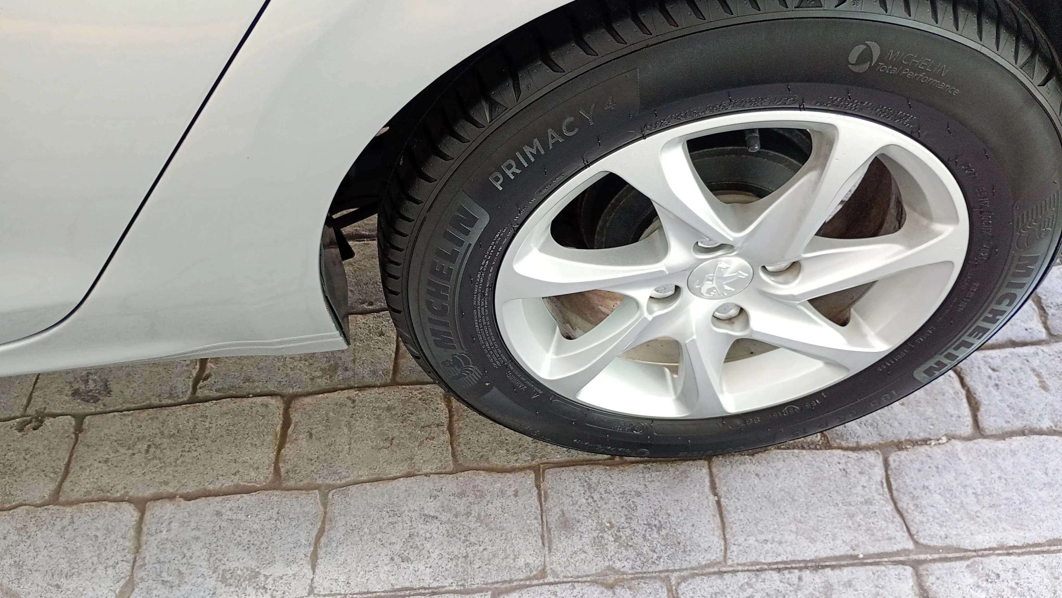 Peugeot 208 Style 1.4 HDi 68 - foto 16