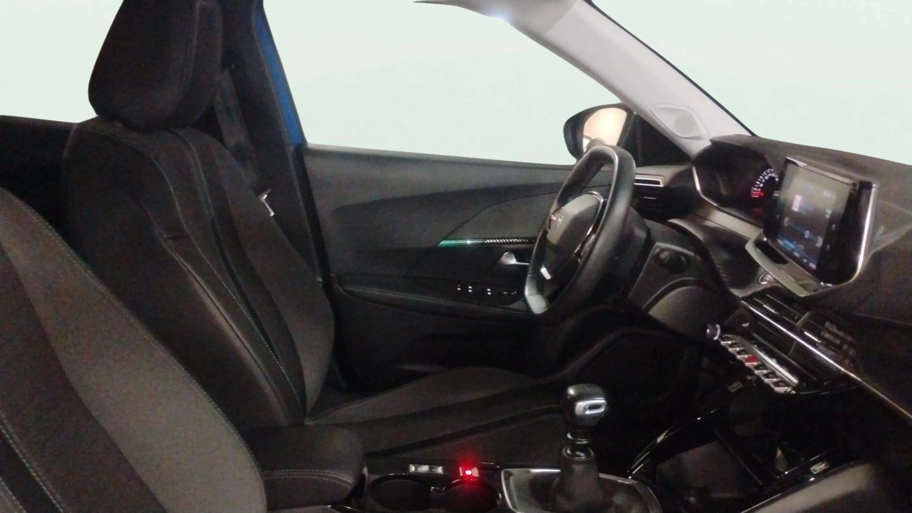 Peugeot 2008 Allure PureTech 130 BVM6 - foto 10