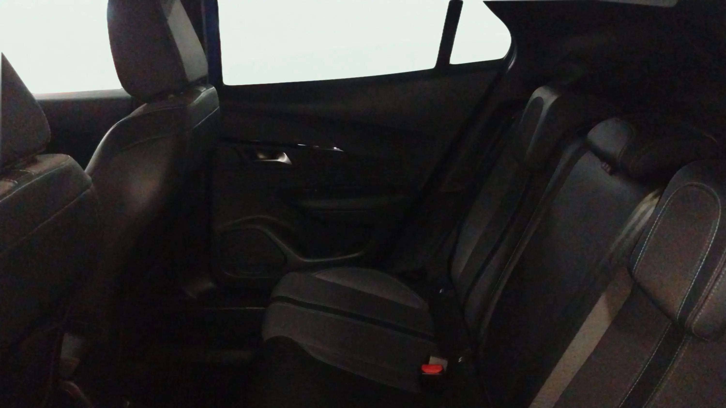 Peugeot 2008 Allure PureTech 130 BVM6 - foto 13