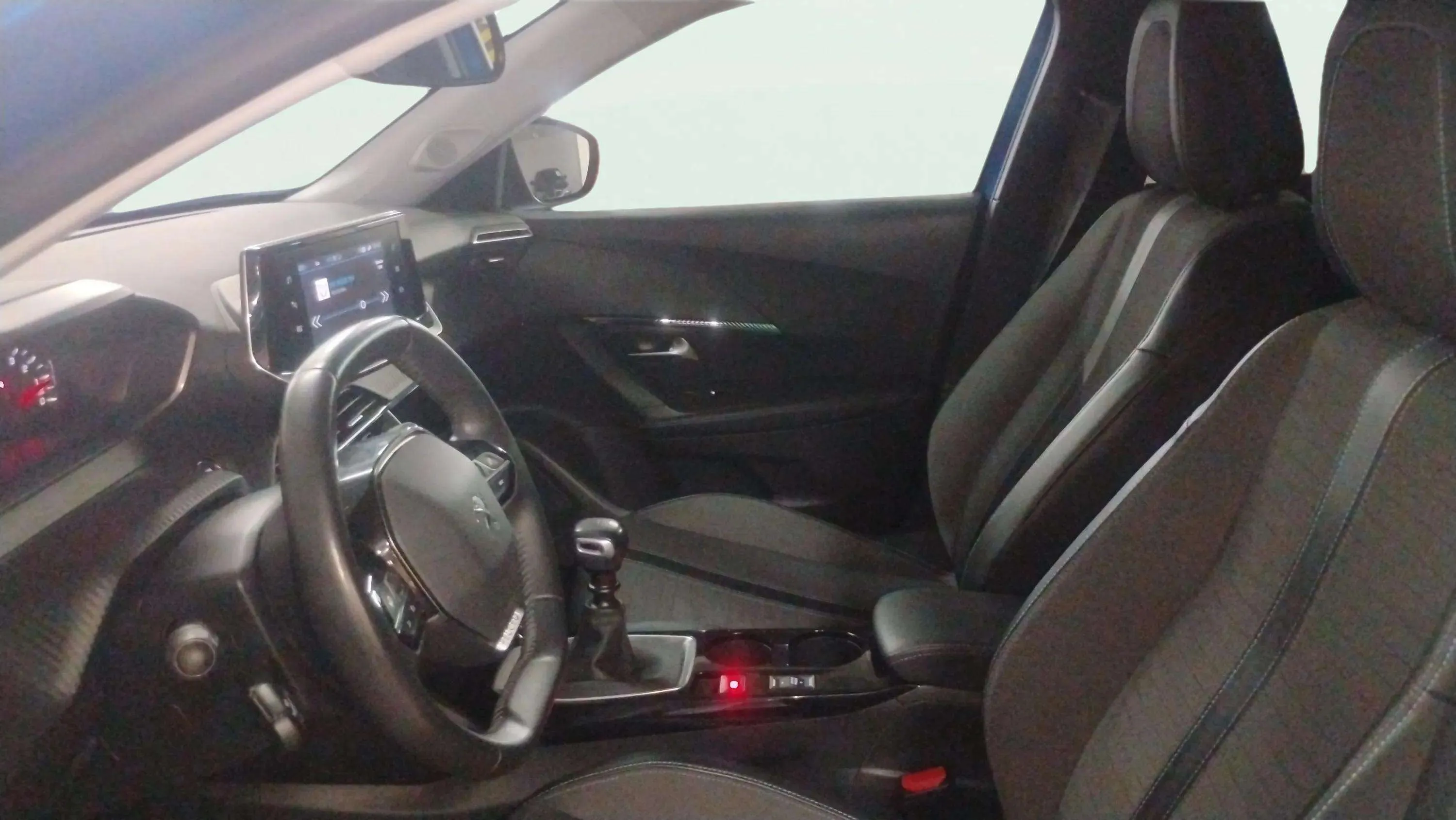 Peugeot 2008 Allure PureTech 130 BVM6 - foto 7