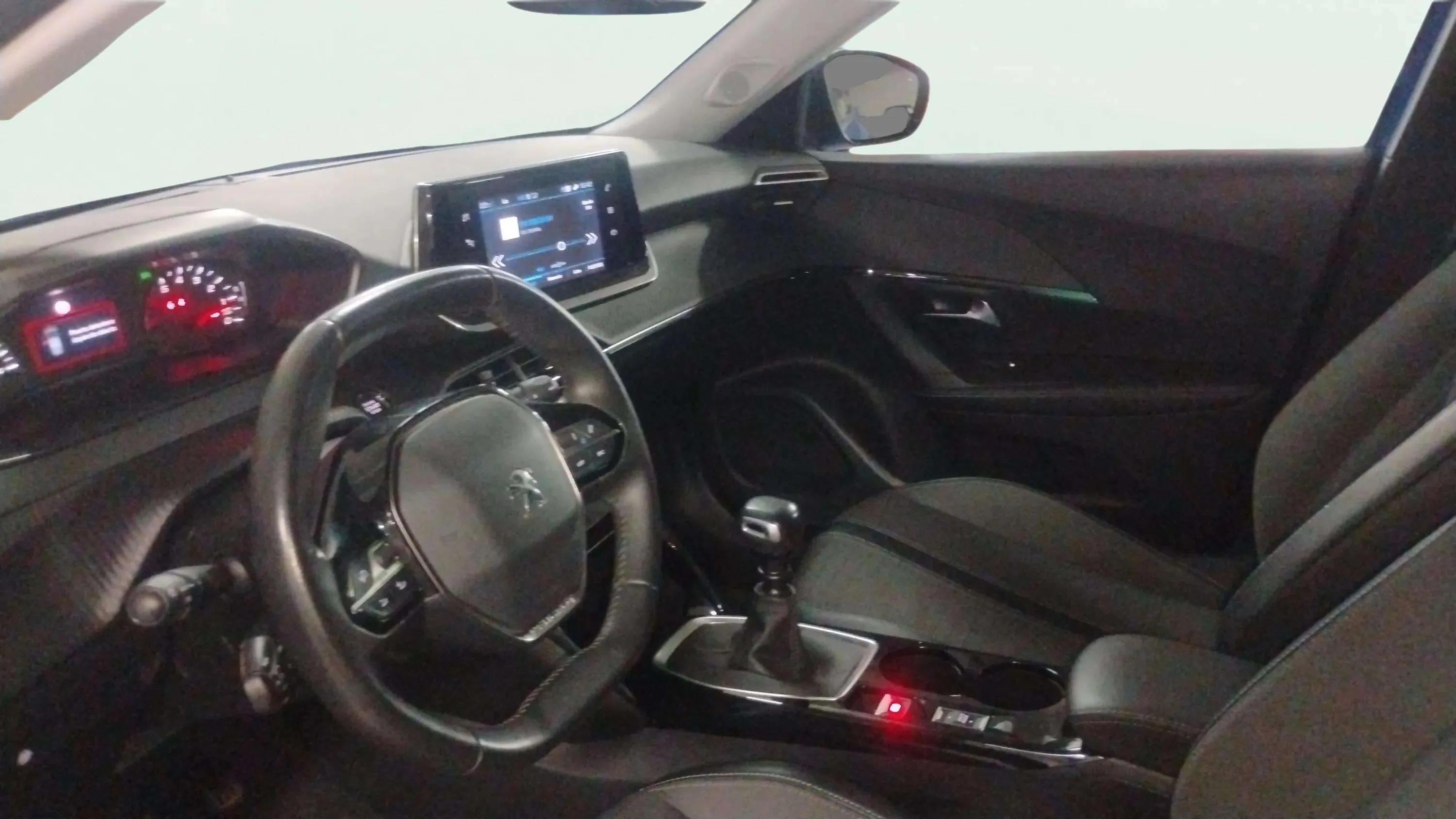 Peugeot 2008 Allure PureTech 130 BVM6 - foto 6