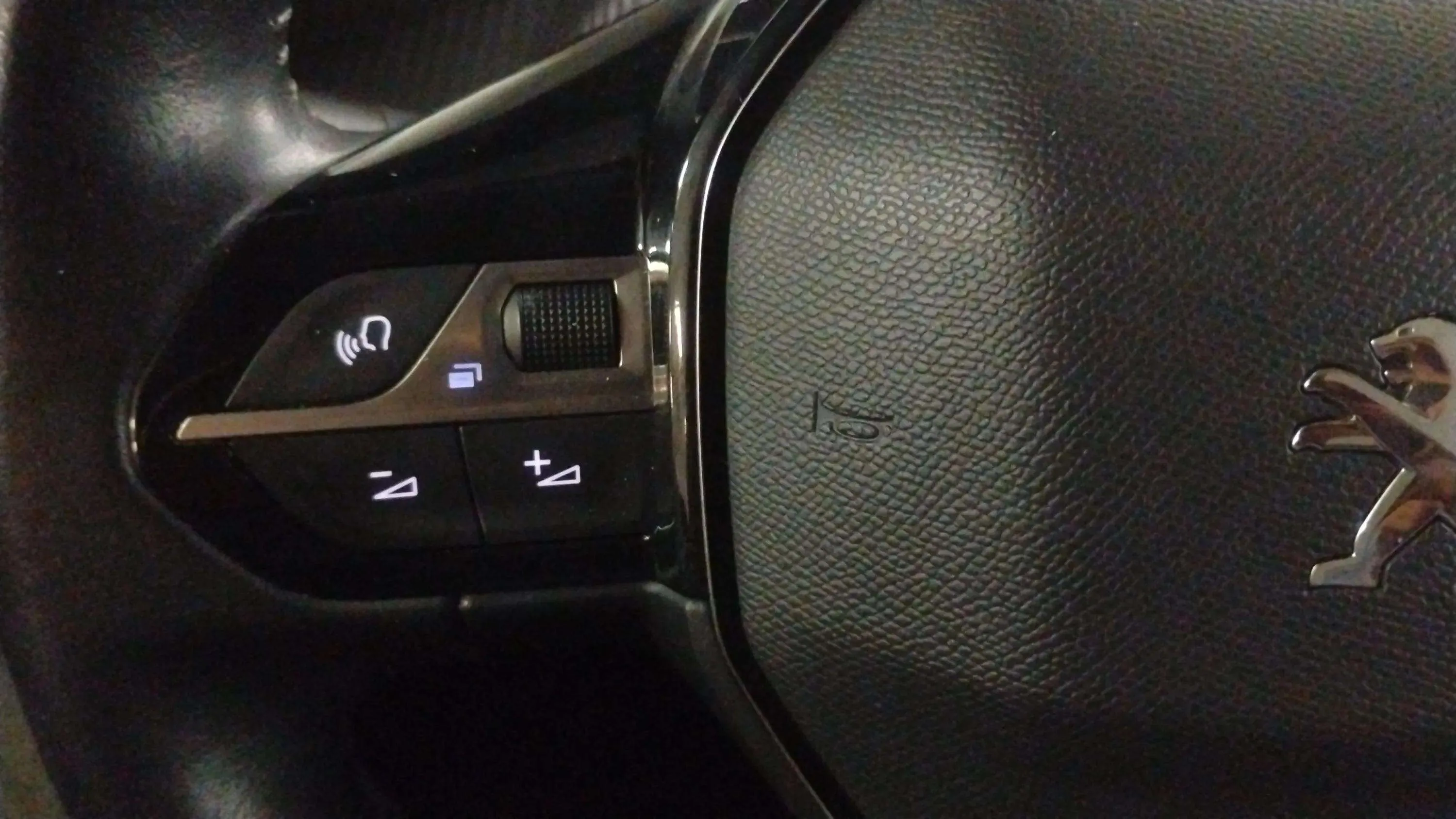 Peugeot 2008 Allure PureTech 130 BVM6 - foto 21