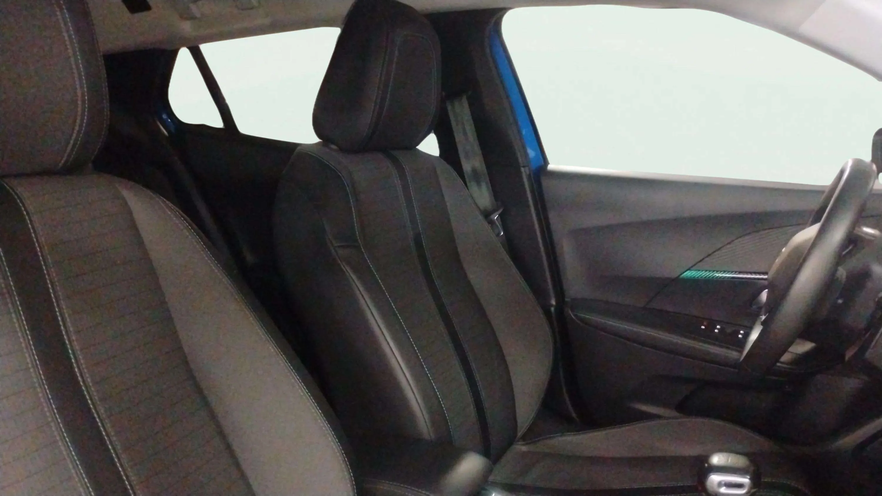 Peugeot 2008 Allure PureTech 130 BVM6 - foto 11
