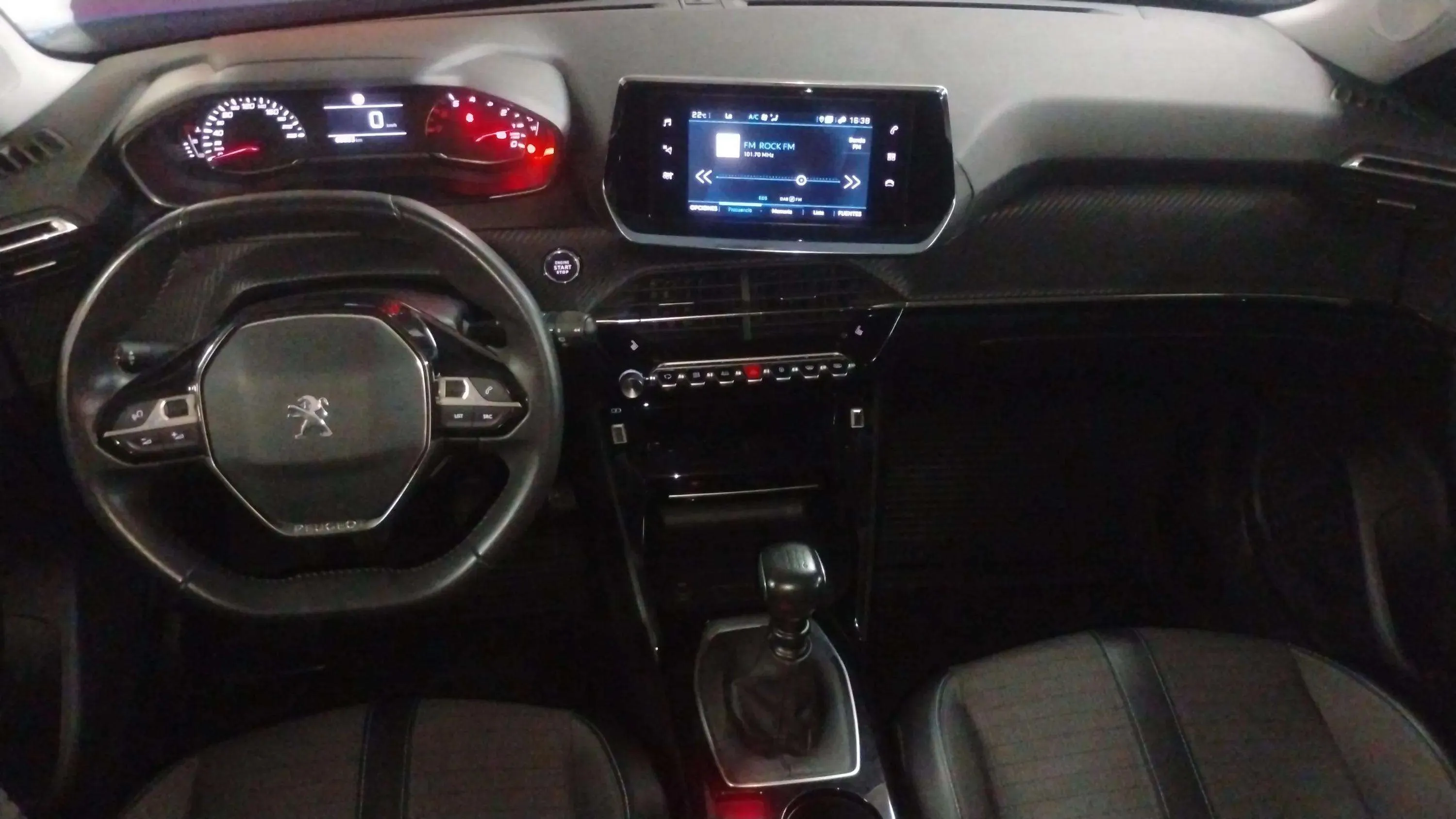 Peugeot 2008 Allure PureTech 130 BVM6 - foto 18