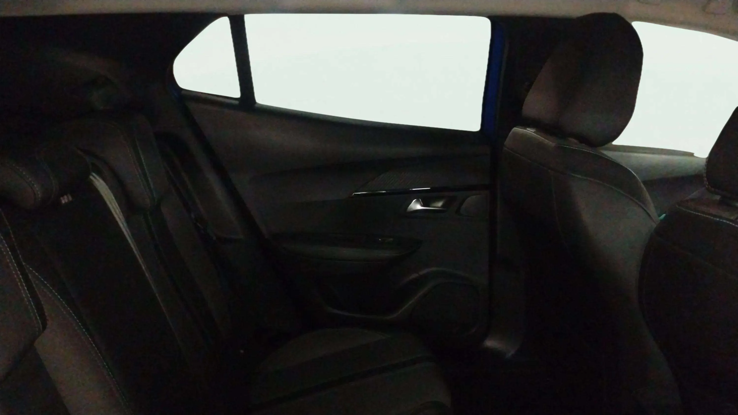 Peugeot 2008 Allure PureTech 130 BVM6 - foto 16