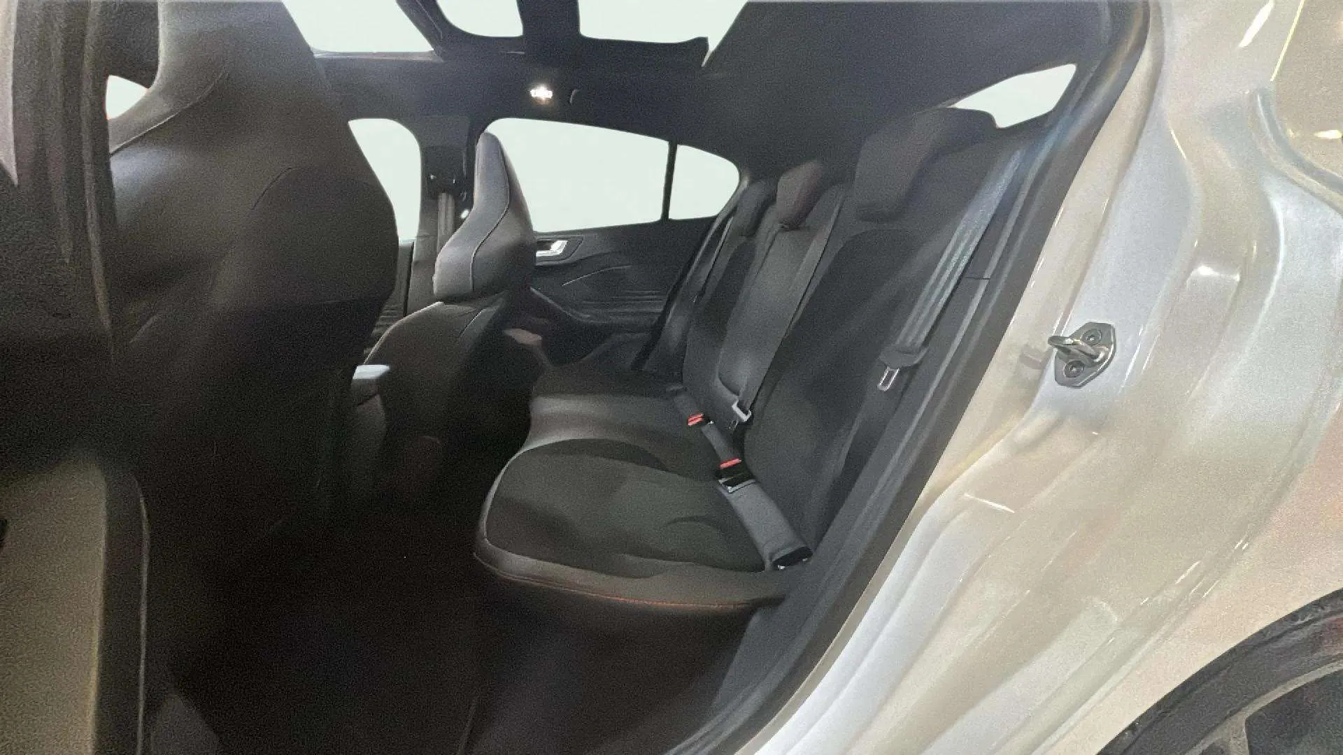 Ford Focus ST 2.3 EcoBoost - foto 14