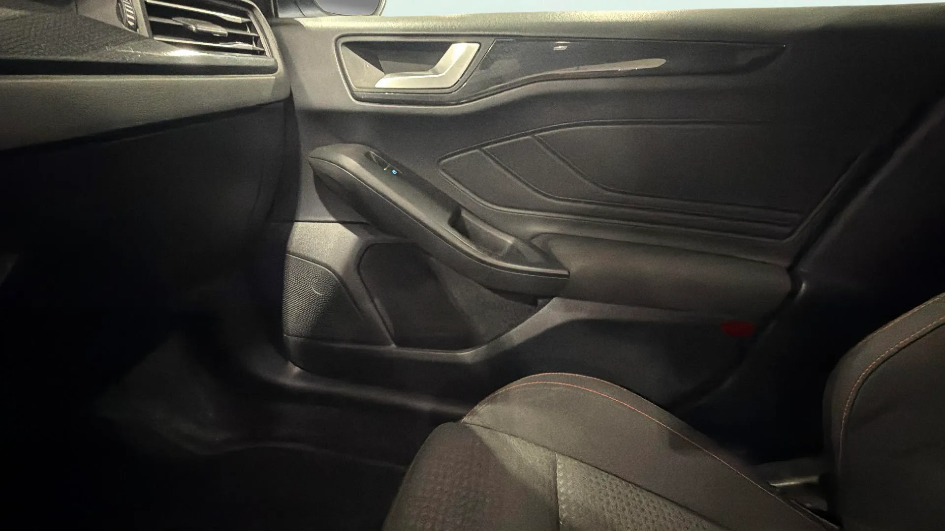 Ford Focus 1.0 EcoBoost MHEV ST-Line SB - foto 17