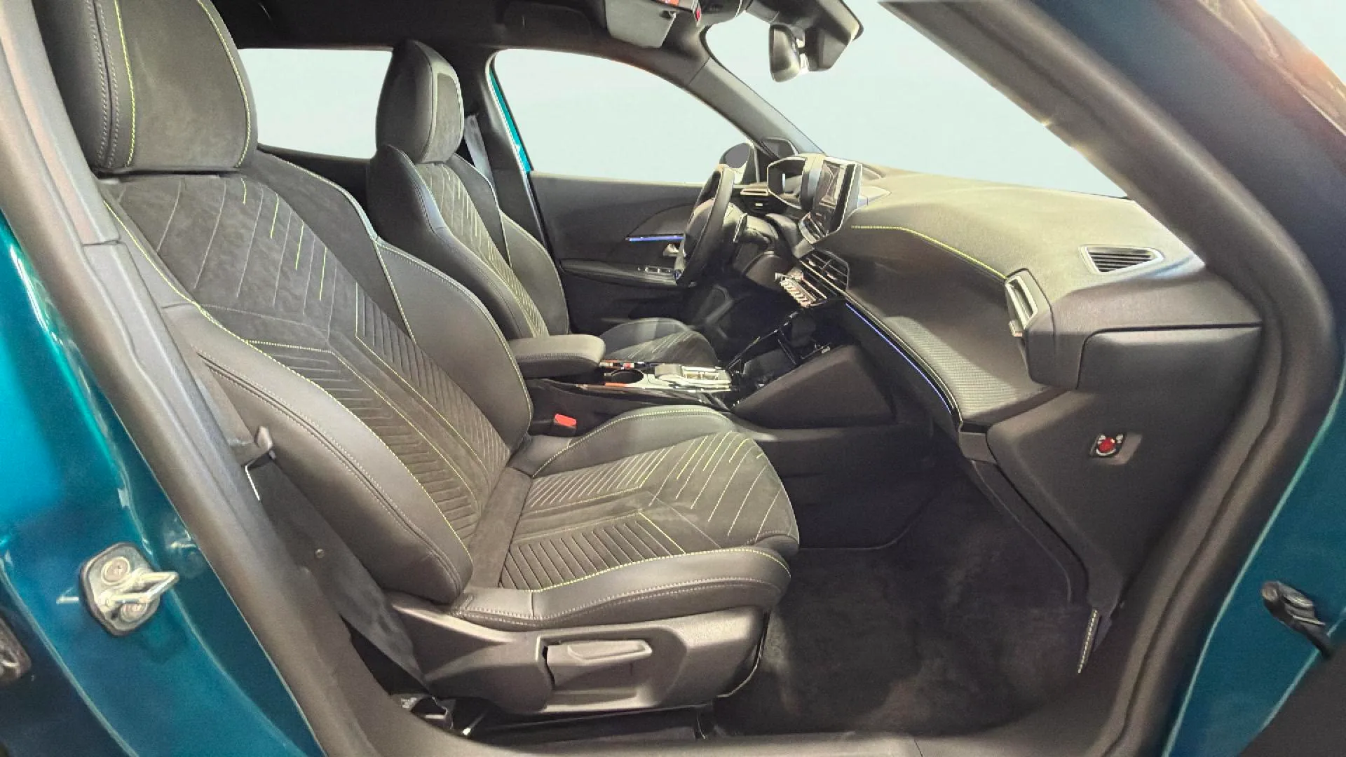 Peugeot 2008 GT Exclusive Hybrid 145 eDCS6 - foto 9