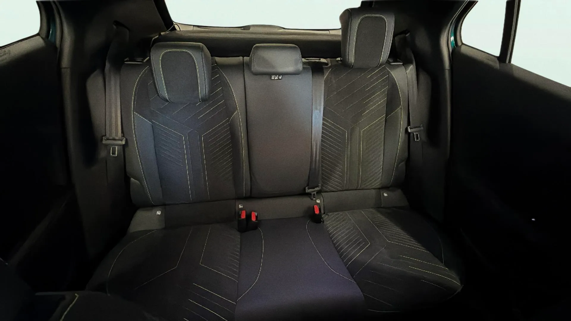 Peugeot 2008 GT Exclusive Hybrid 145 eDCS6 - foto 11