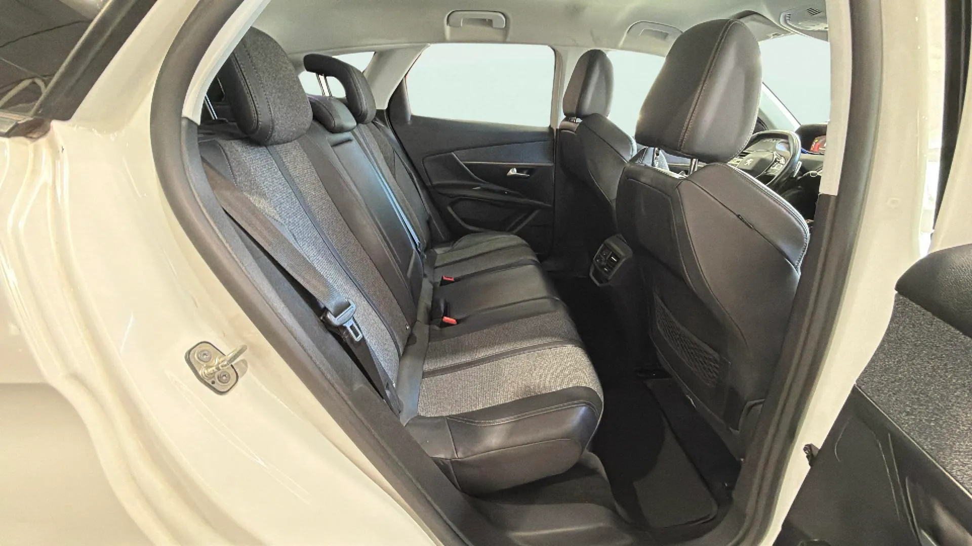 Peugeot 3008 1.2 PureTech Allure EAT6 - foto 10