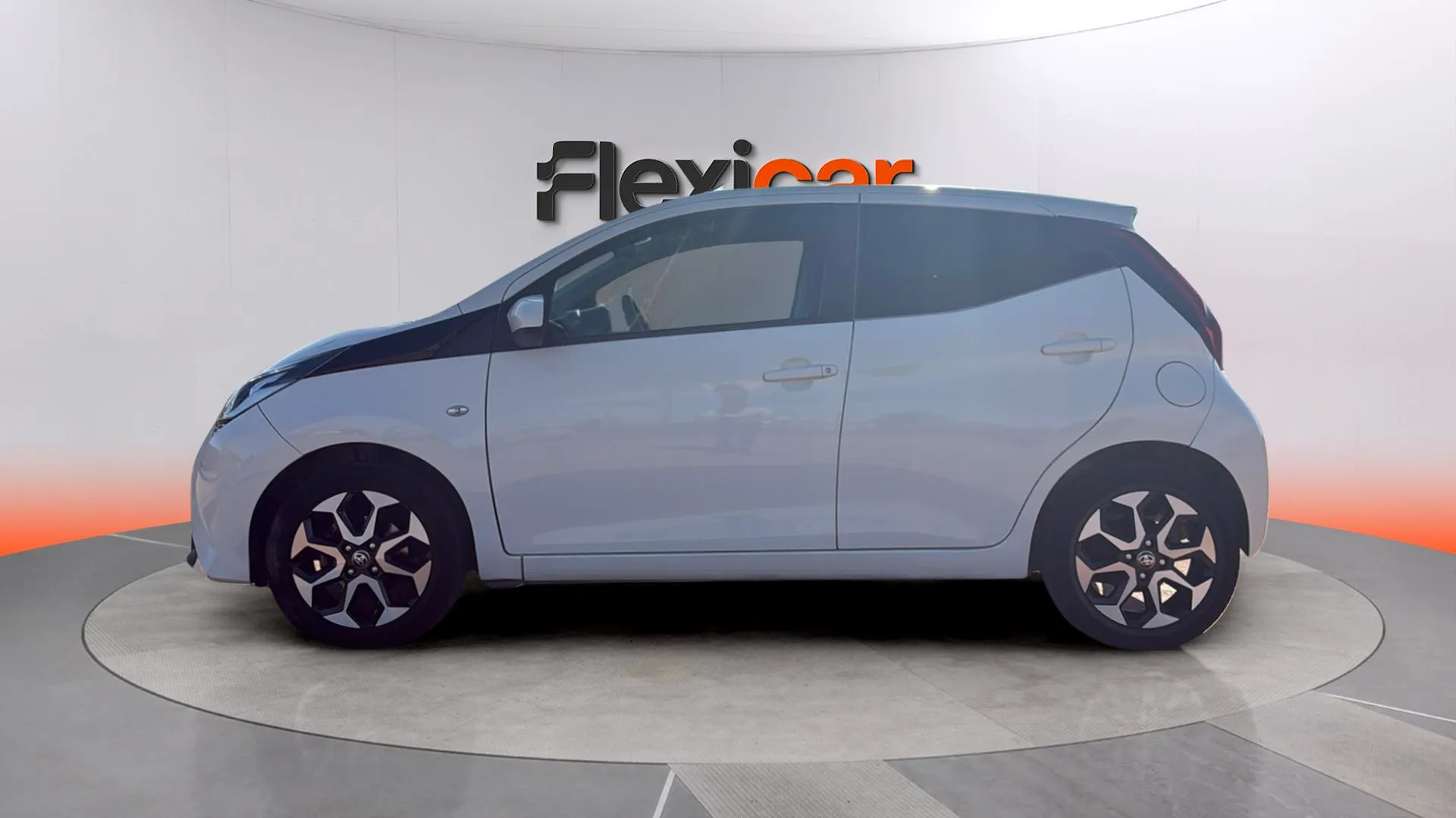 Toyota Aygo 1.0 70 x-play - foto 2