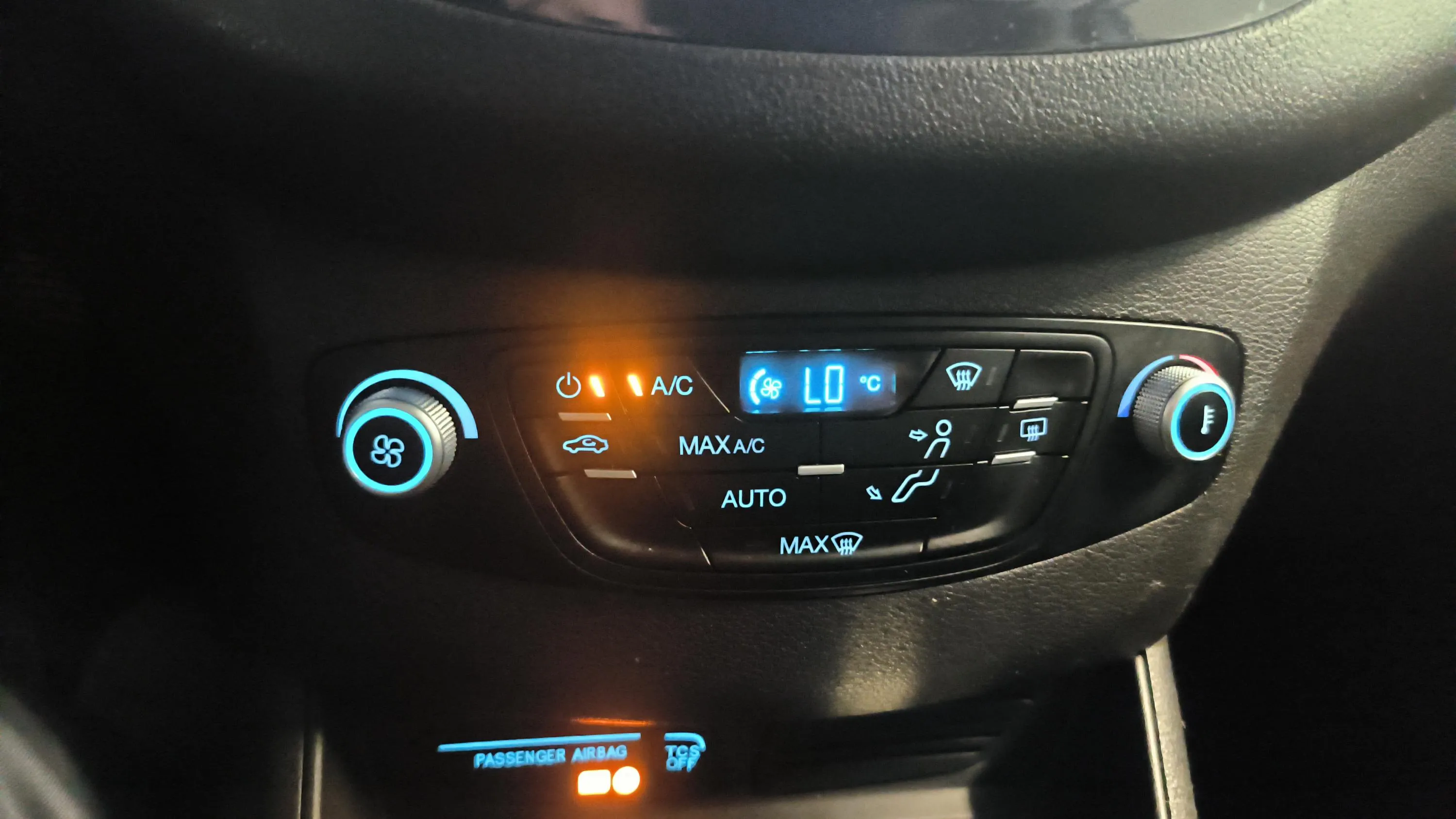 Ford Tourneo Courier 1.0 EcoBoost Titanium - foto 21