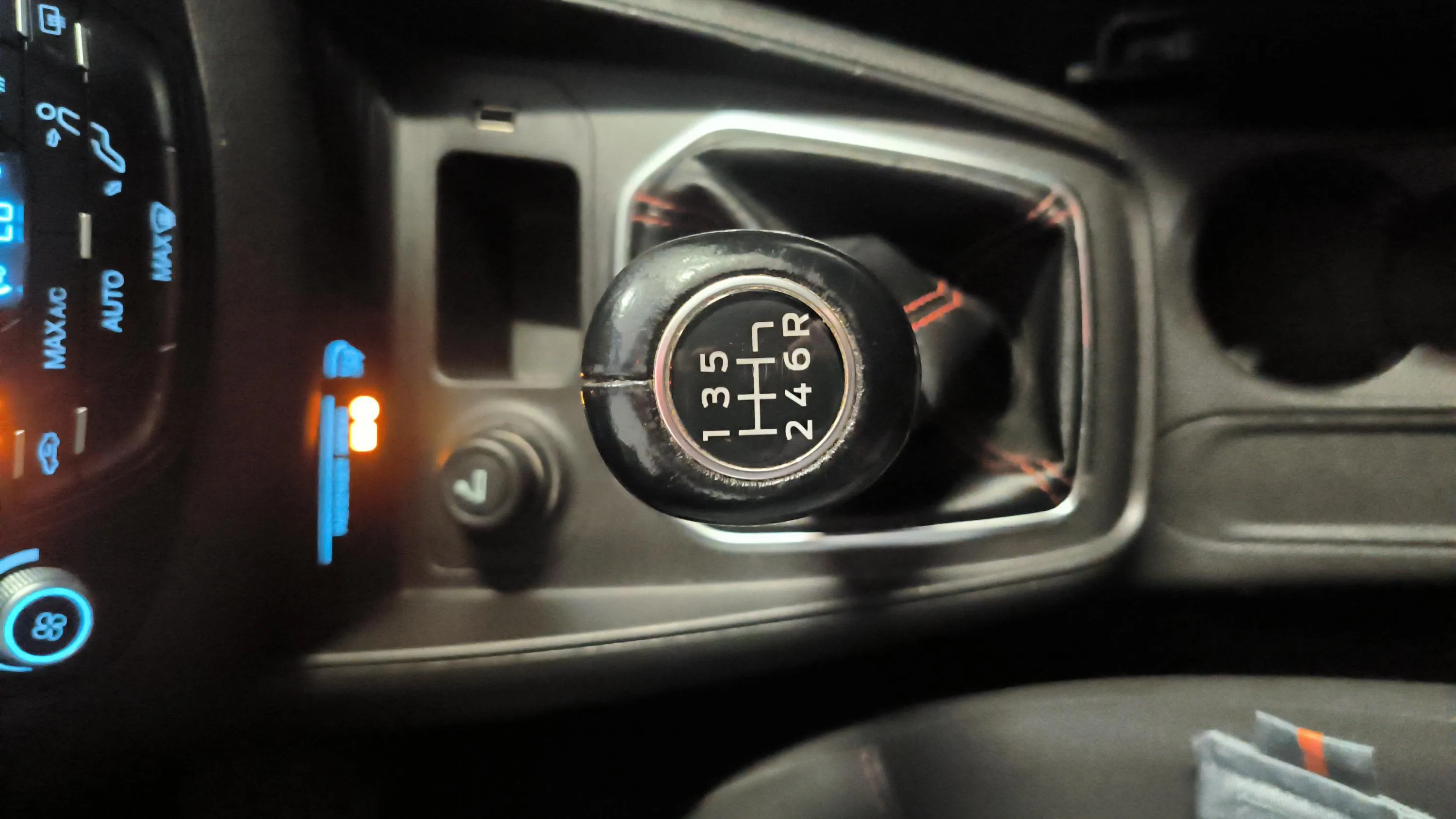 Ford Tourneo Courier 1.0 EcoBoost Titanium - foto 14