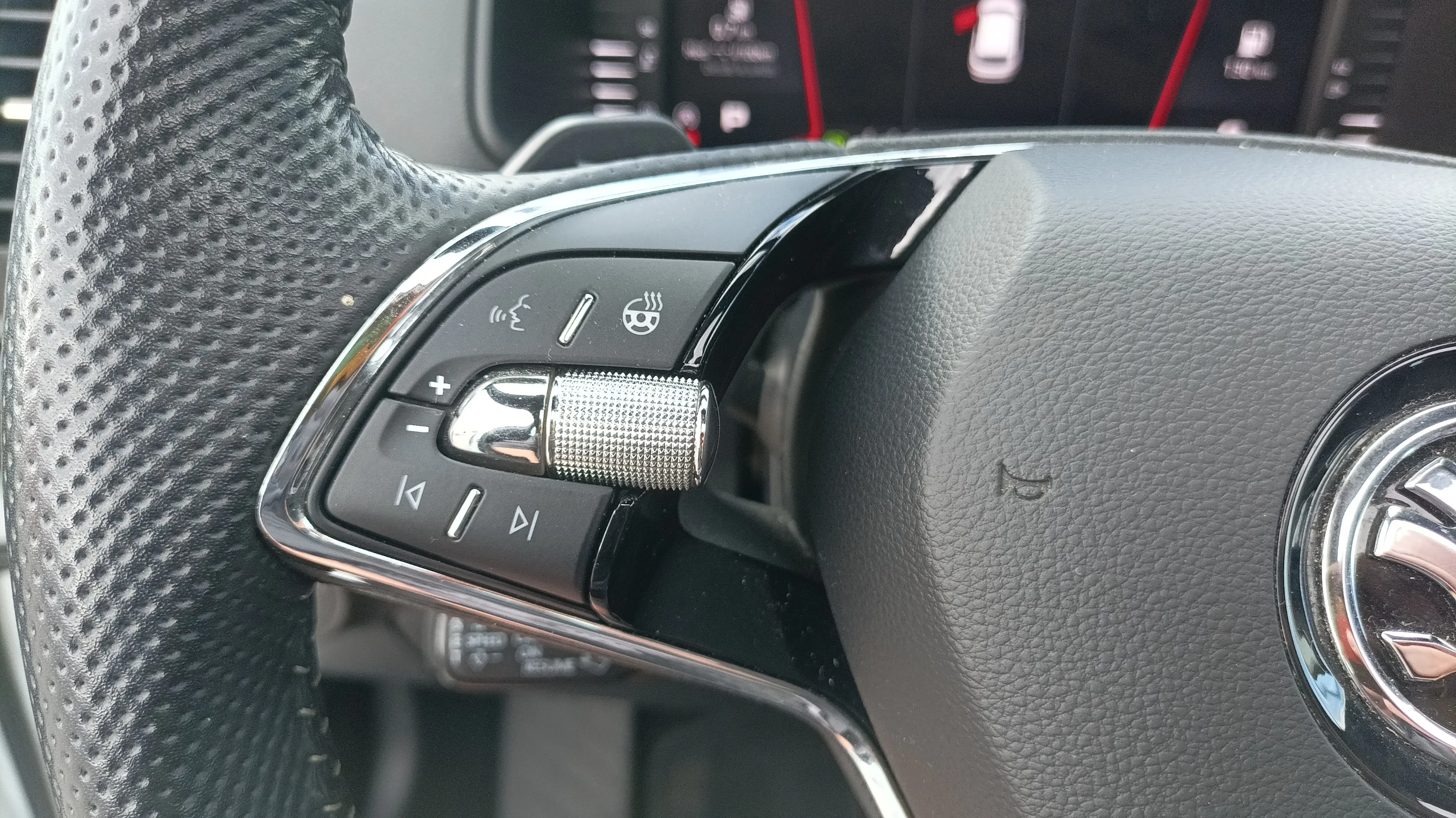 Škoda Karoq 1.5 TSI DSG ACT Scout - foto 11