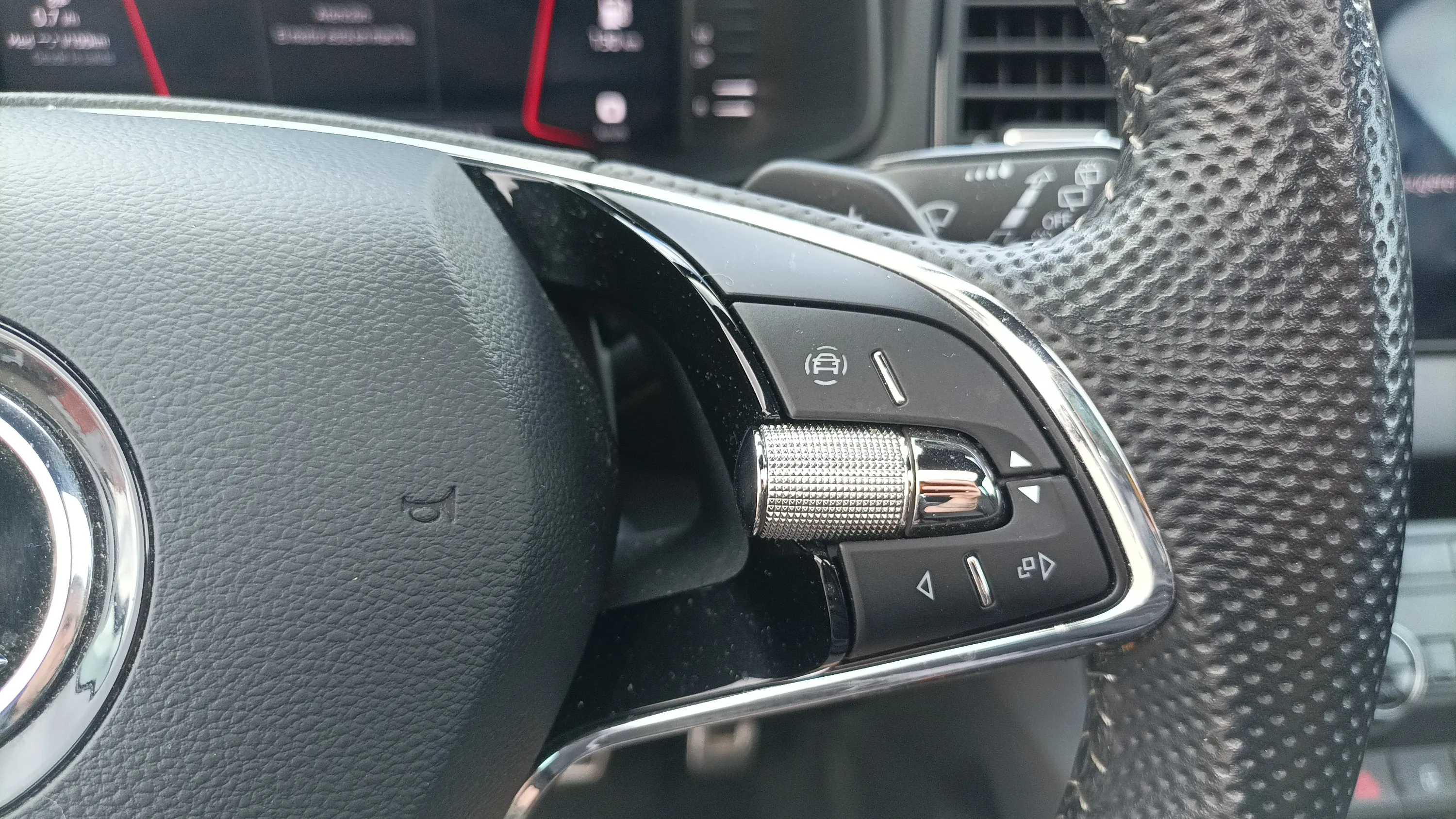 Škoda Karoq 1.5 TSI DSG ACT Scout - foto 12