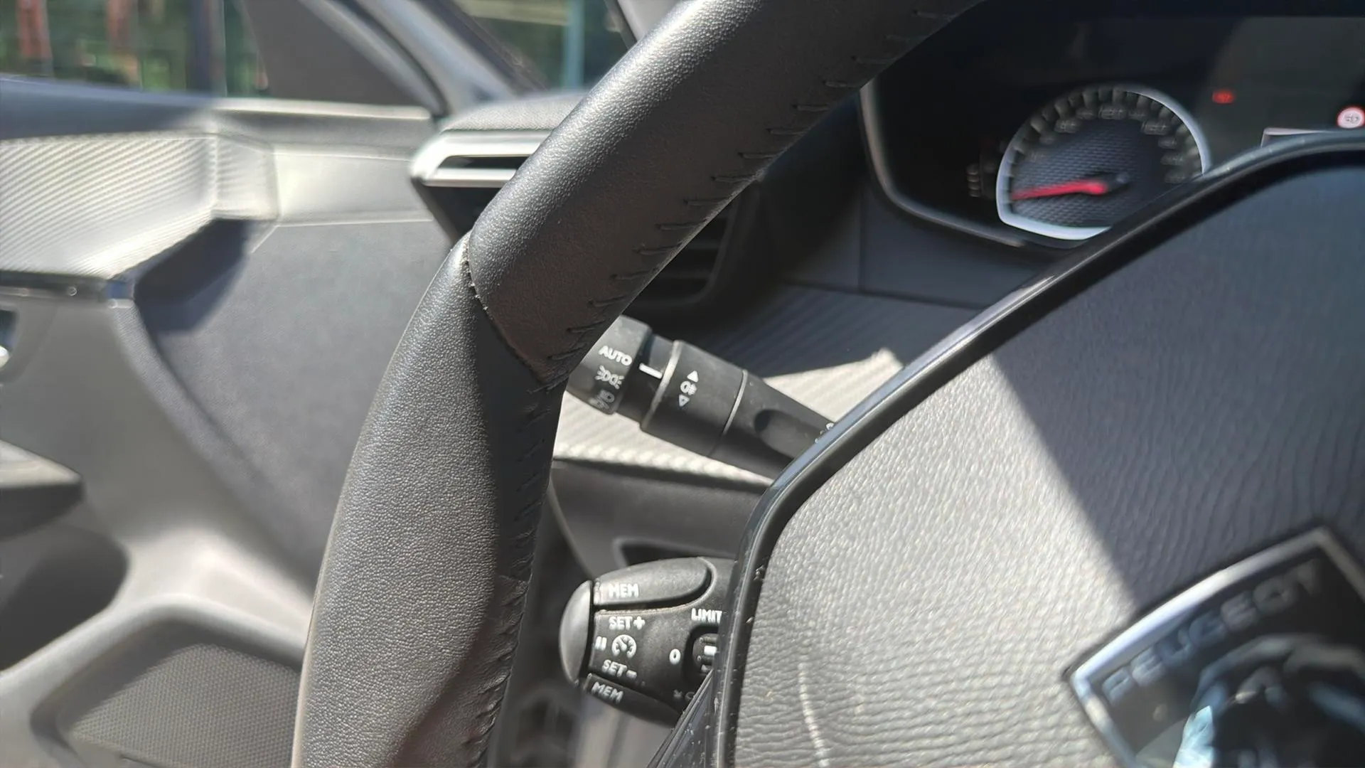 Peugeot 208 Allure PureTech 100 - foto 14
