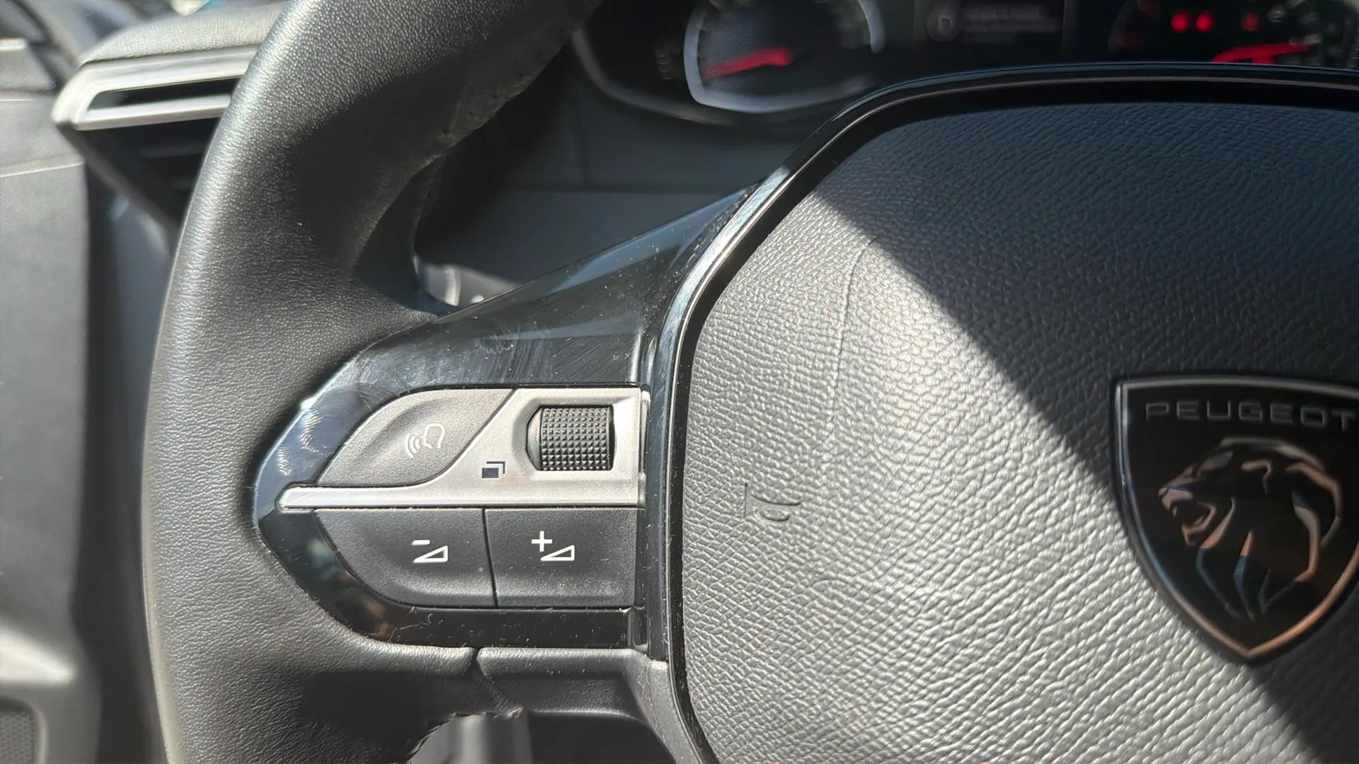Peugeot 208 Allure PureTech 100 - foto 13