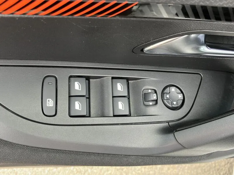 Peugeot 2008 Active PureTech - foto 12