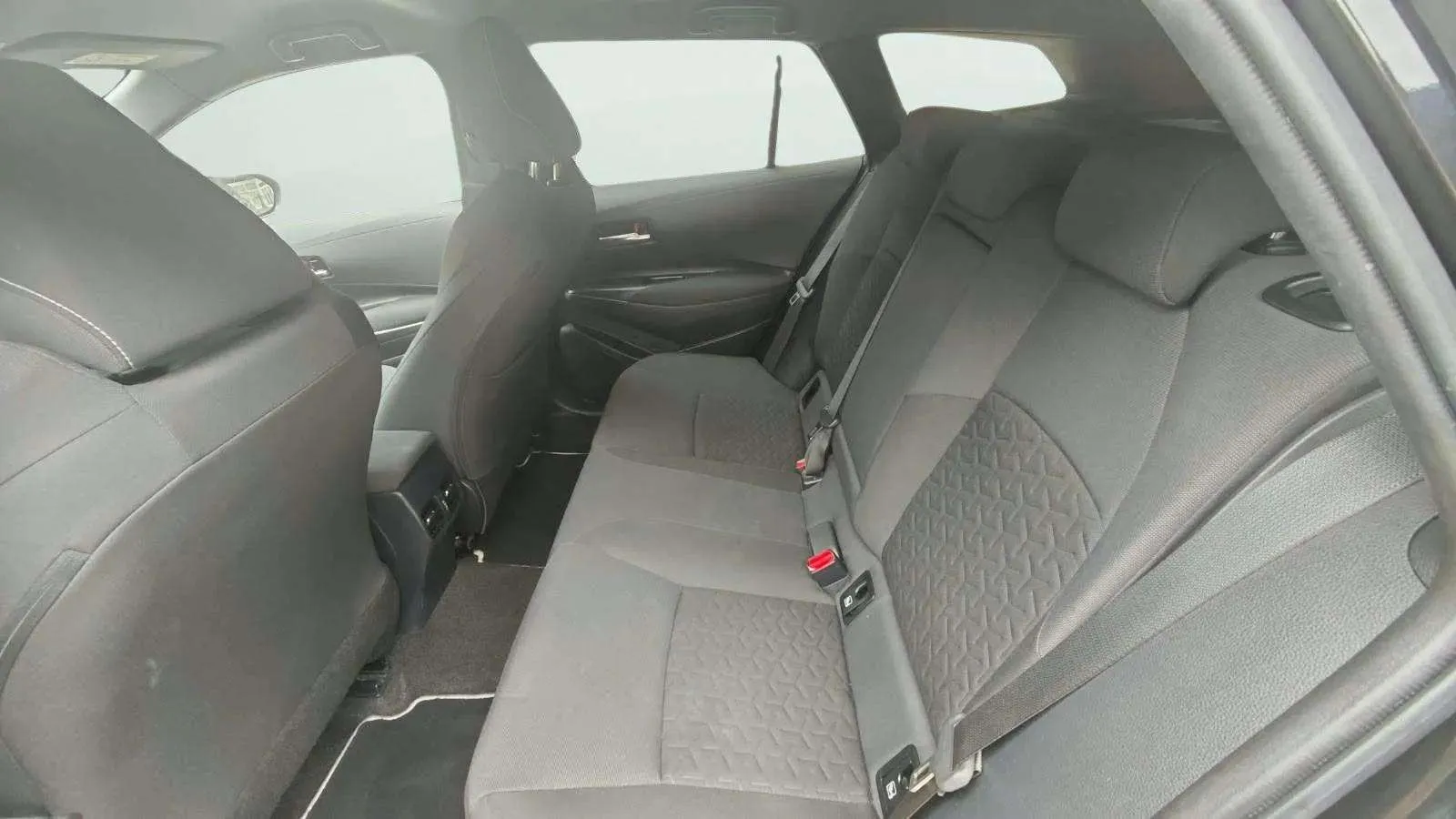 Toyota Corolla 2.0 180H Advance E-CVT Touring Sport - foto 30
