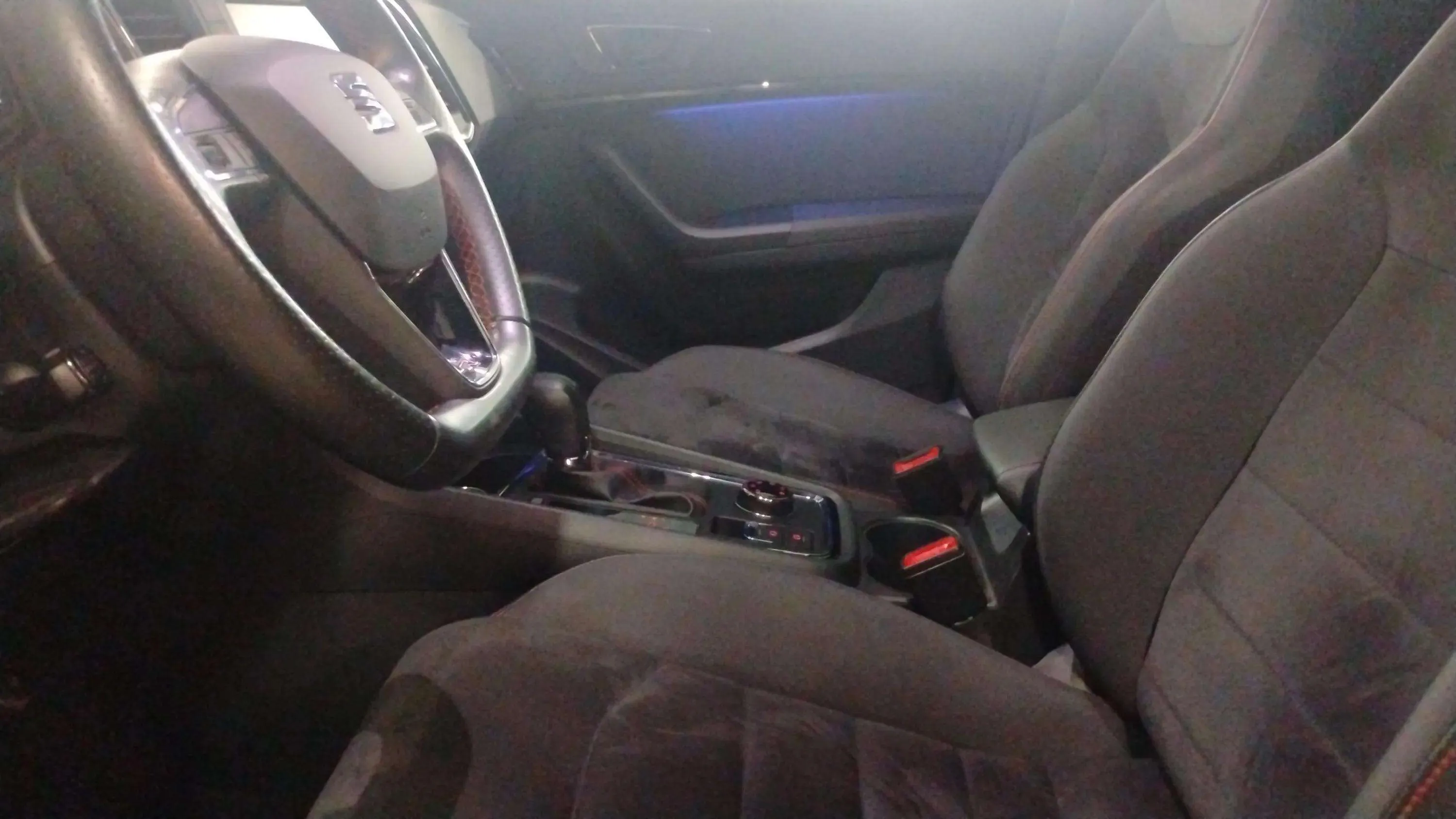 SEAT Ateca 2.0 TSI DSG-7 4D FR Plus - foto 6