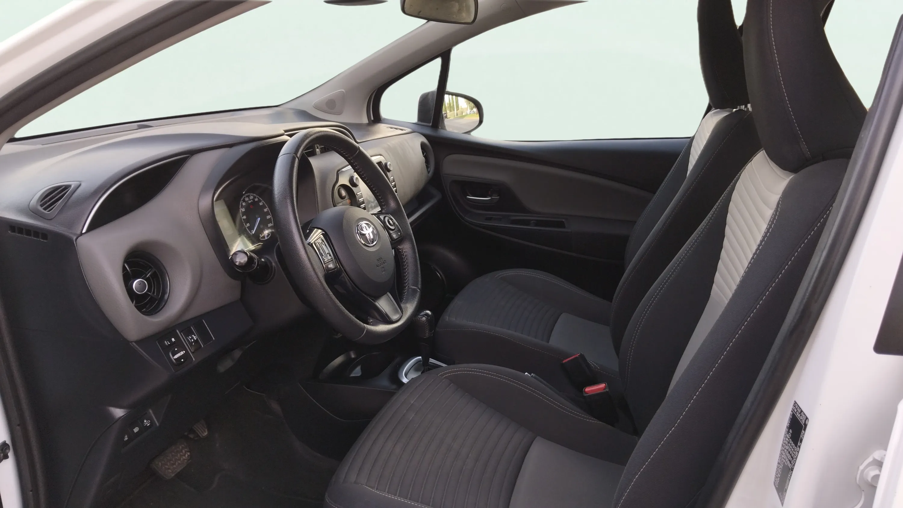 Toyota Yaris 1.5 100H Active Tech - foto 11