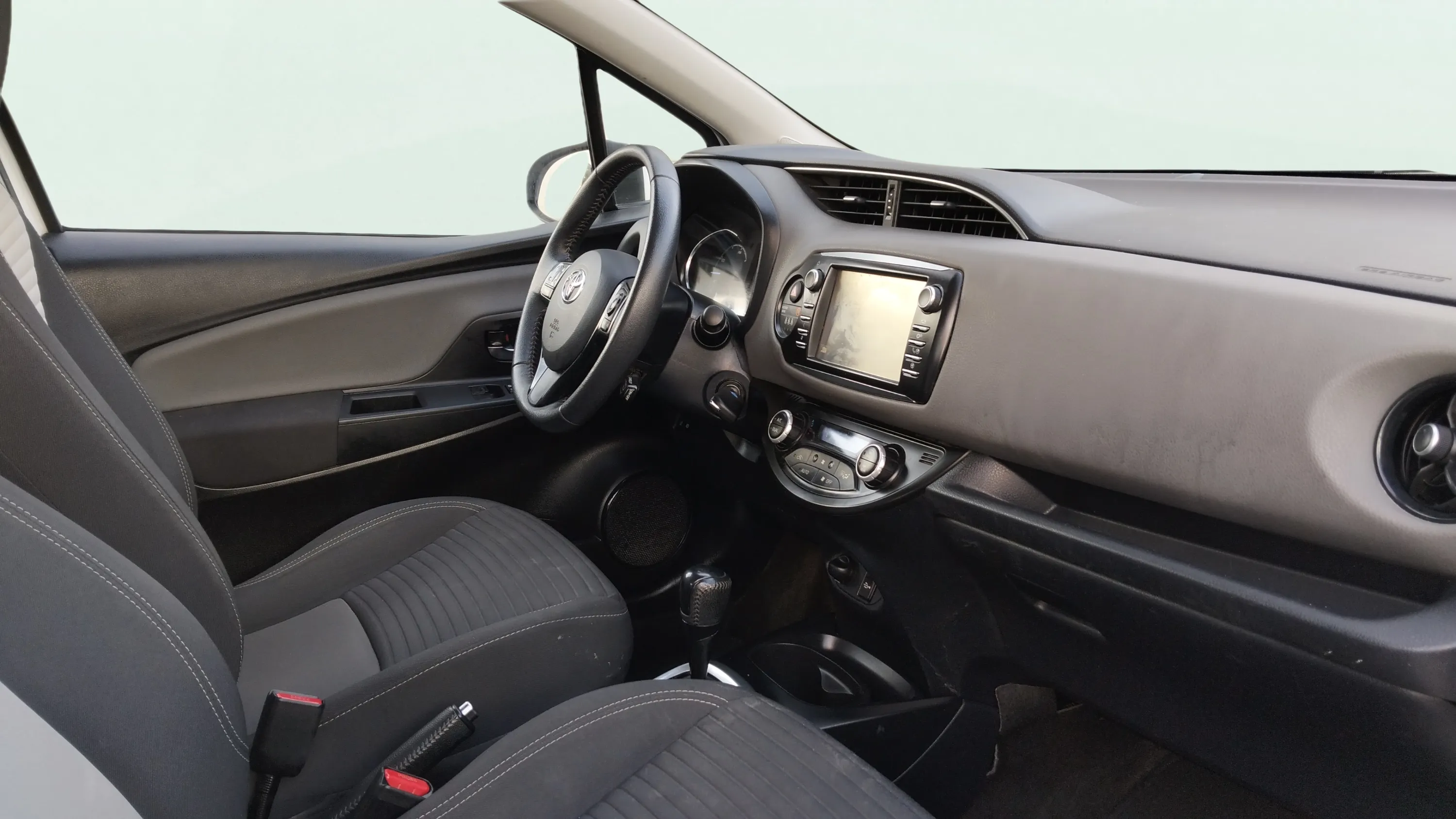 Toyota Yaris 1.5 100H Active Tech - foto 12
