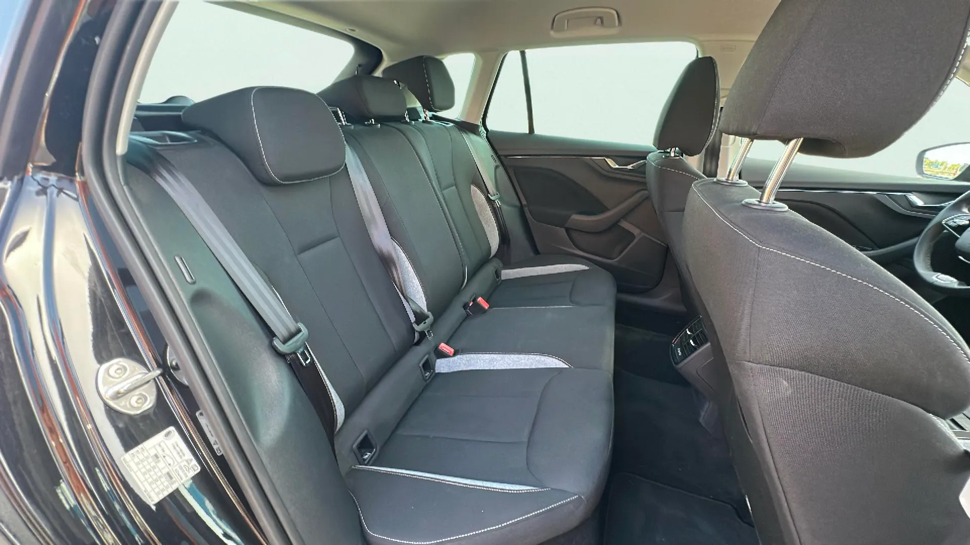 Škoda Kamiq 1.0 TSI DSG Design - foto 24
