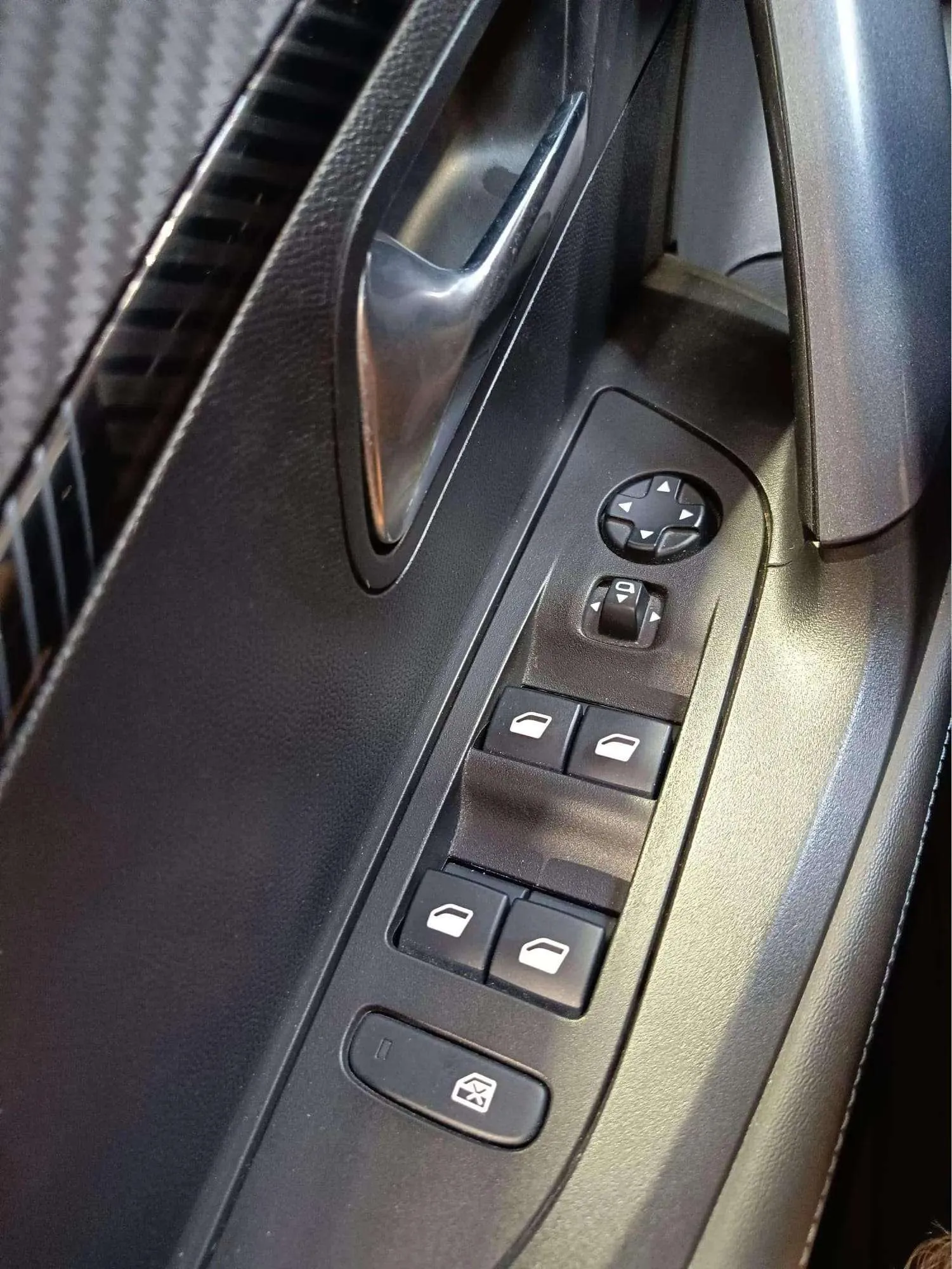 Peugeot 2008 Allure PureTech 130 BVM6 - foto 8