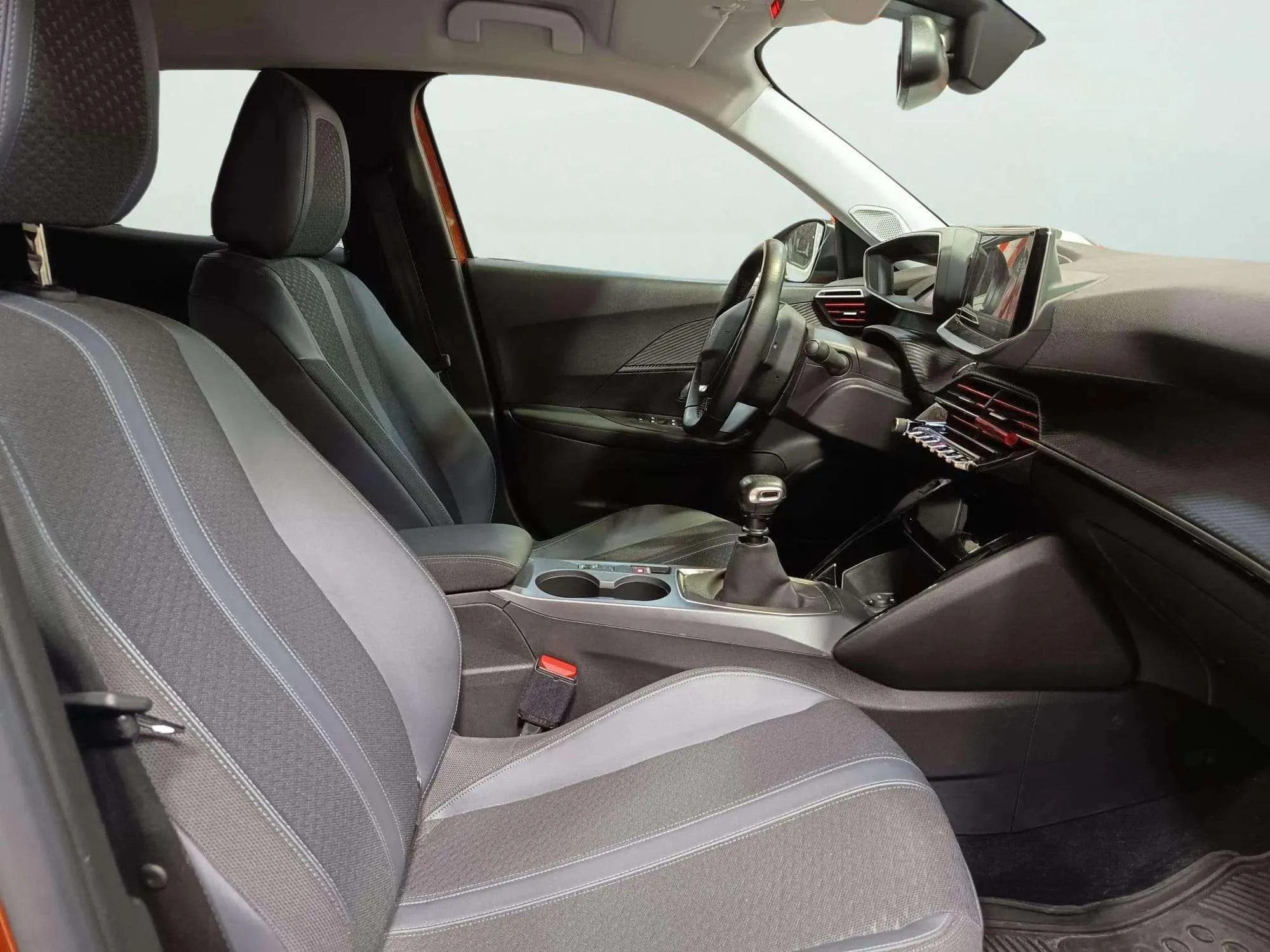 Peugeot 2008 Allure PureTech 130 BVM6 - foto 16