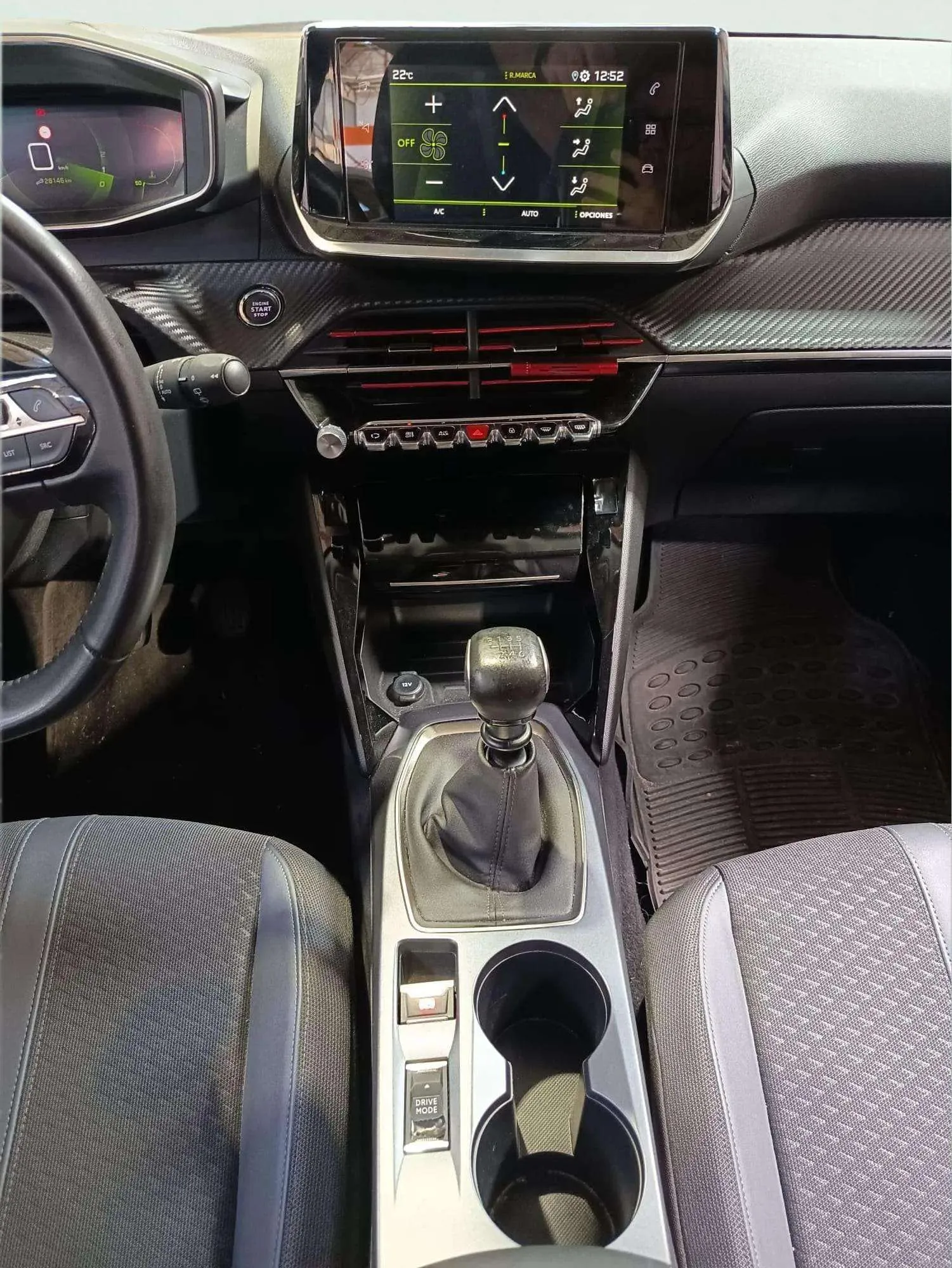 Peugeot 2008 Allure PureTech 130 BVM6 - foto 17