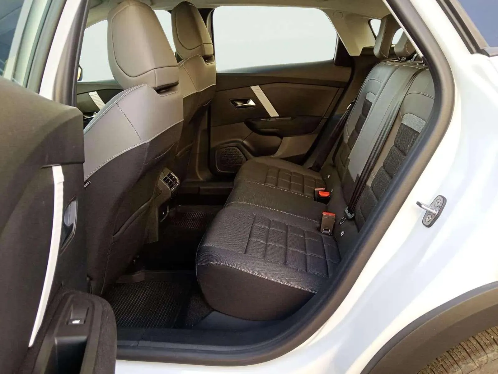 Citroën C4 Hybrid 136 e-DCS6 Plus - foto 15