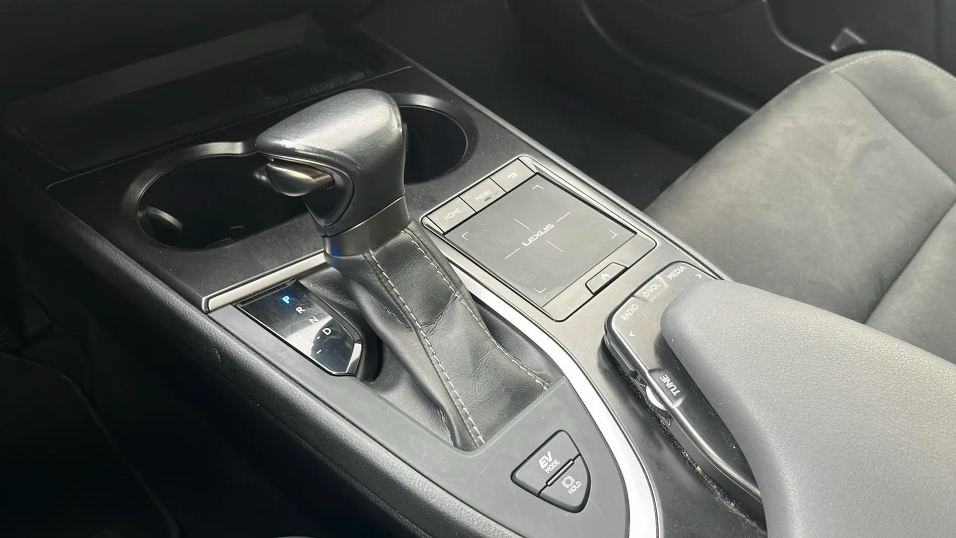 Lexus UX 2.0 250h Business - foto 18
