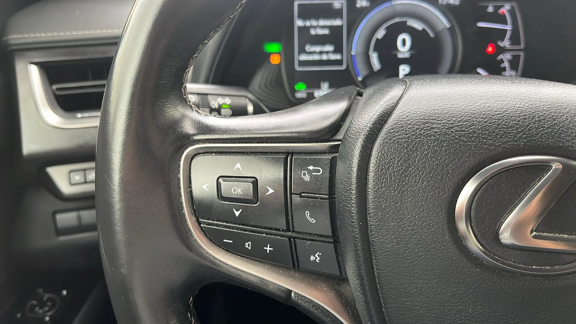 Lexus UX 2.0 250h Business - foto 10