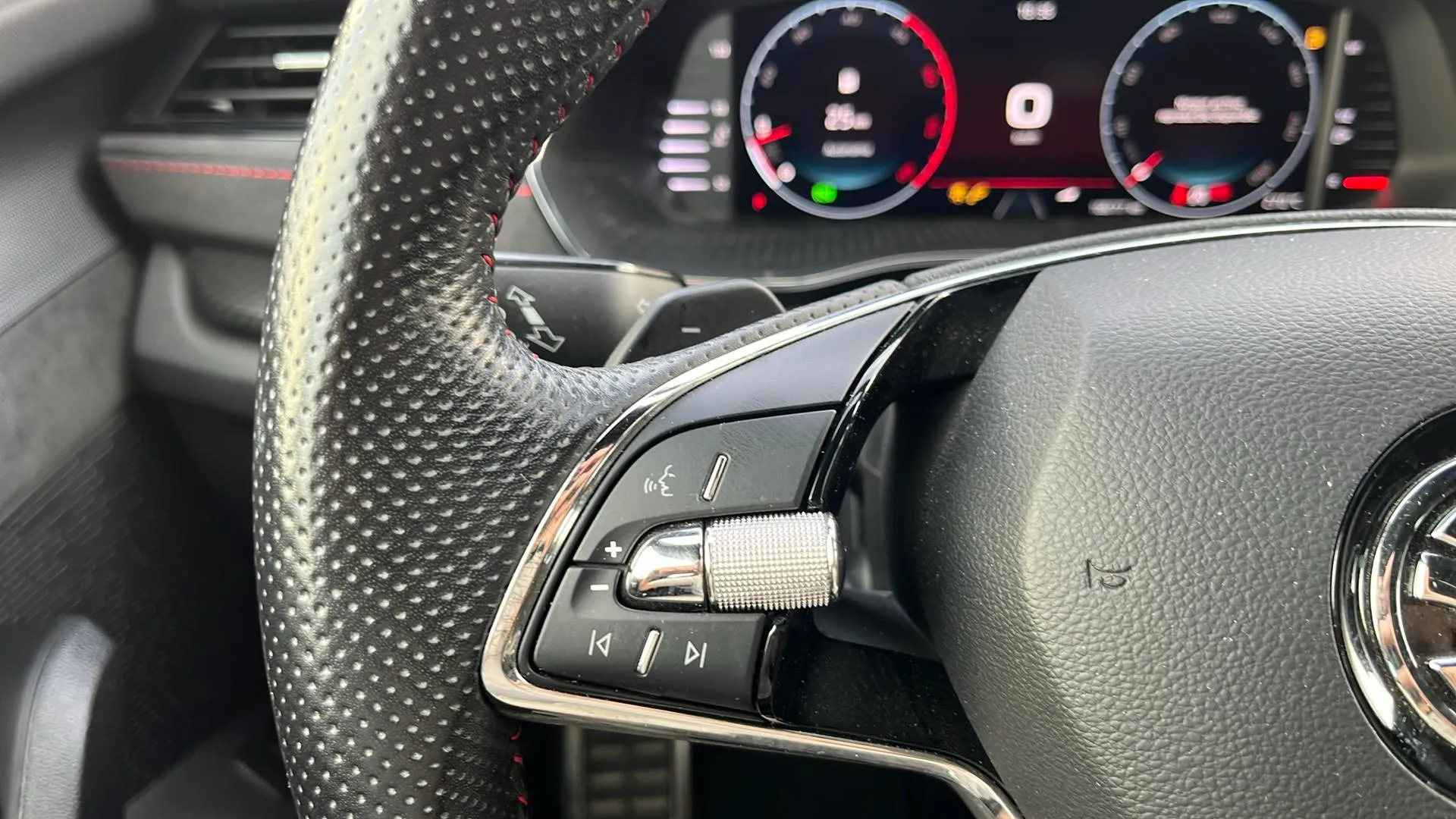 Škoda Octavia Combi 2.0 TDI DSG RS - foto 13