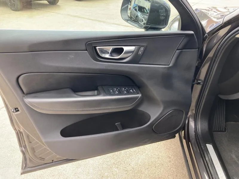 Volvo XC60 2.0 B4 D Momentum Pro - foto 11