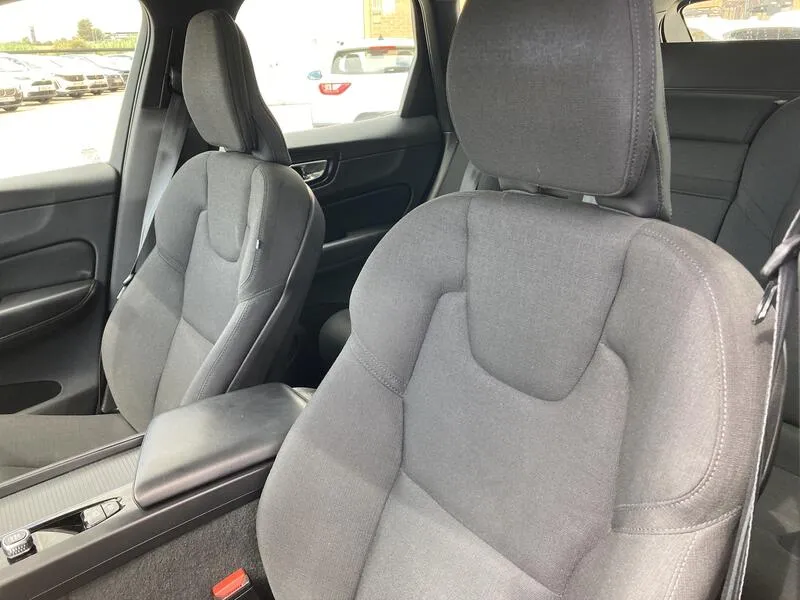 Volvo XC60 2.0 B4 D Momentum Pro - foto 12