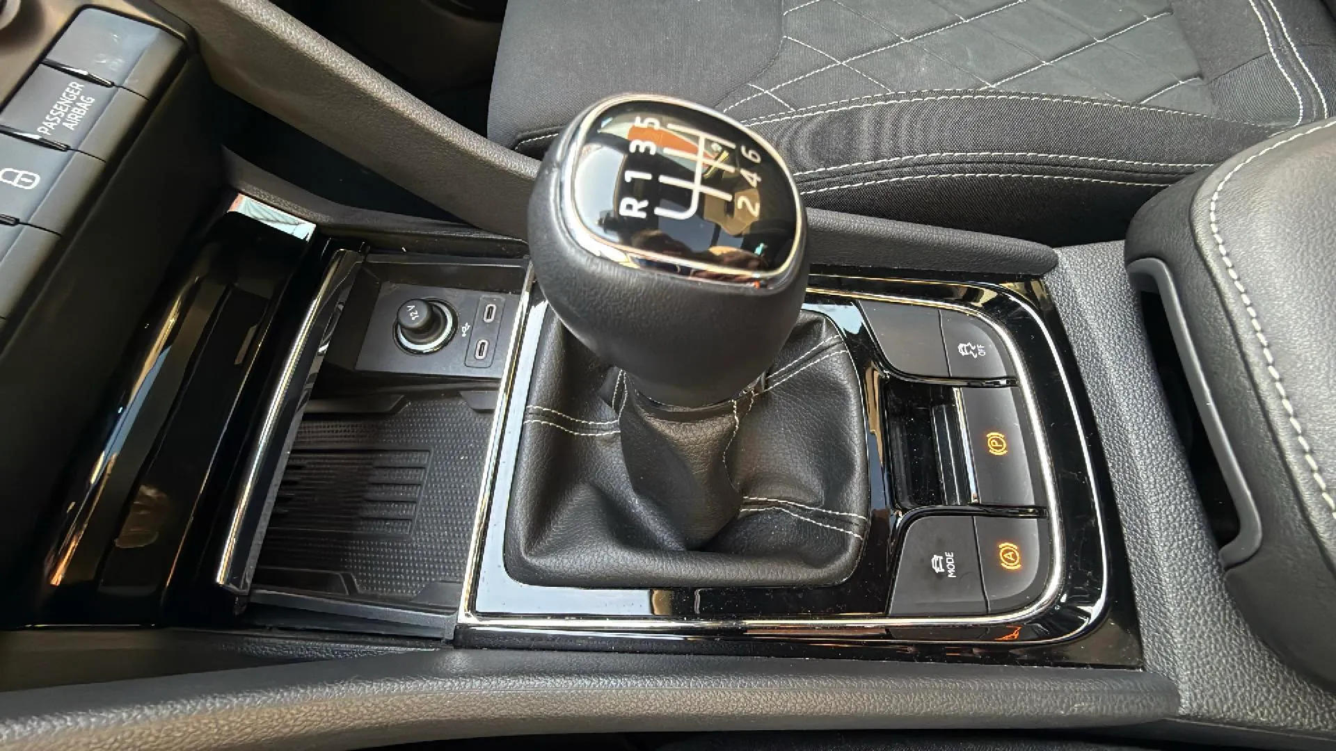 Škoda Karoq 1.5 TSI ACT Sportline - foto 14