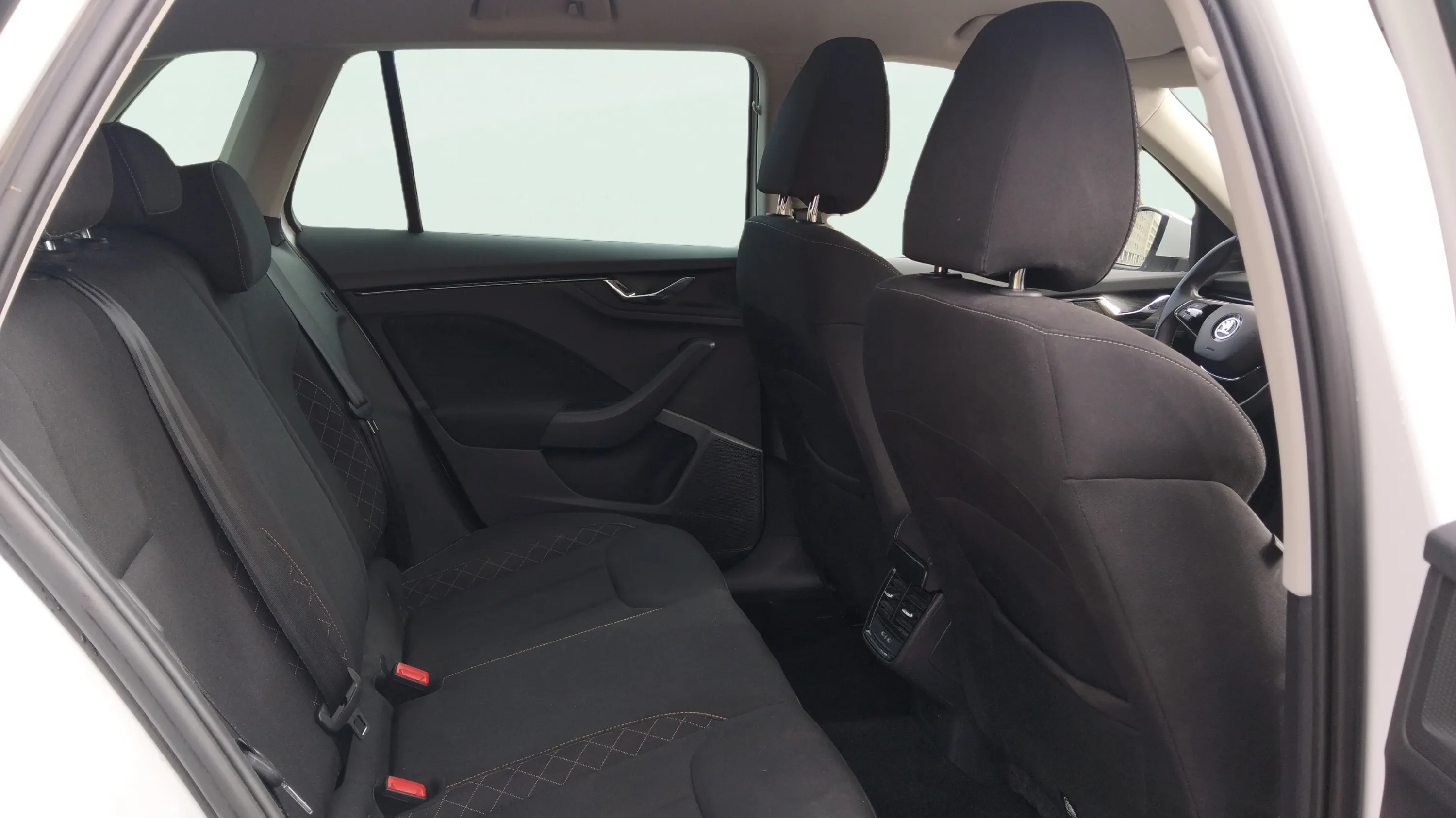 Škoda Kamiq 1.5 TSI Design - foto 13