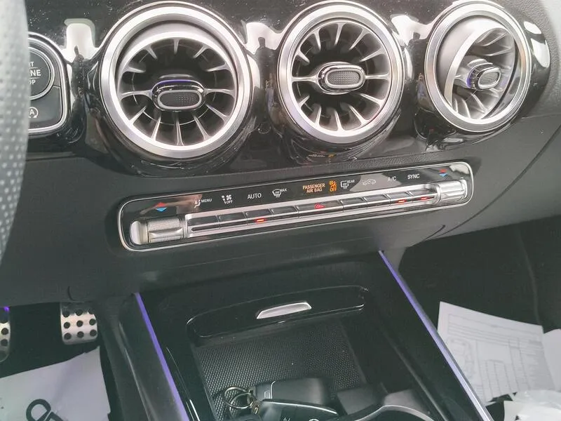 Mercedes-Benz GLA 180 - foto 12