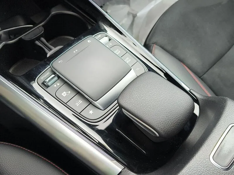 Mercedes-Benz GLA 180 - foto 13