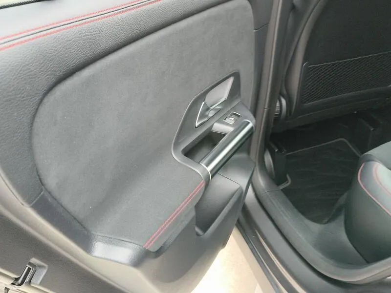 Mercedes-Benz GLA 180 - foto 35