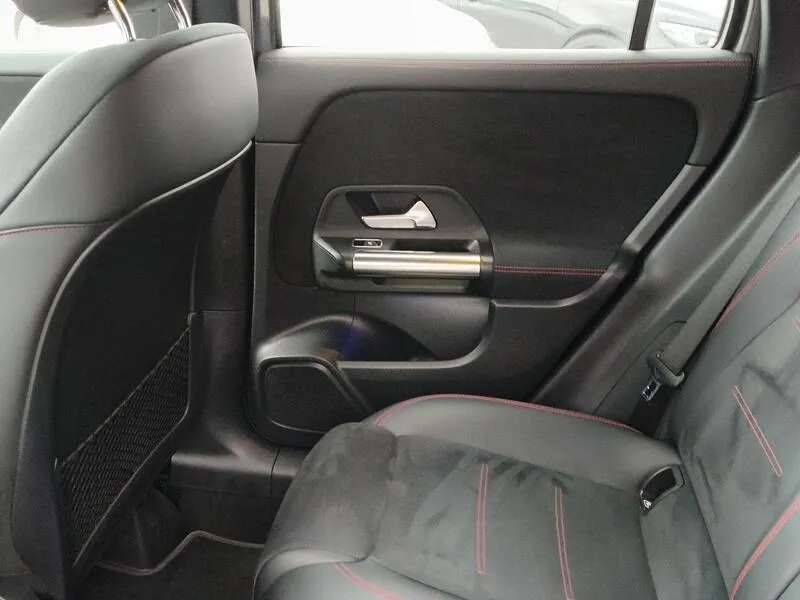 Mercedes-Benz GLA 180 - foto 32