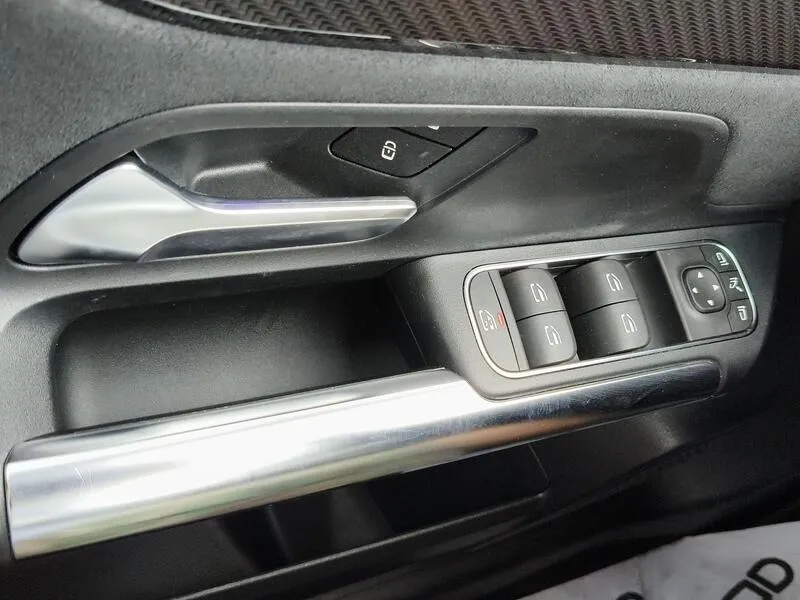 Mercedes-Benz GLA 180 - foto 29