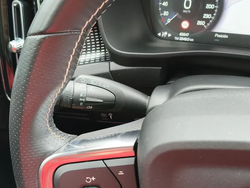 Volvo XC40 2.0 B4 G AWD R-Design - foto 27