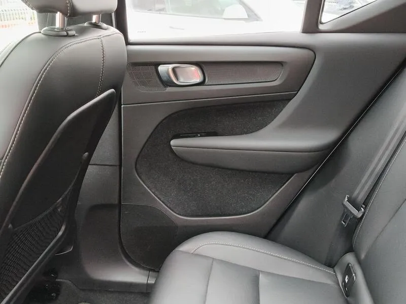 Volvo XC40 2.0 B4 G AWD R-Design - foto 32
