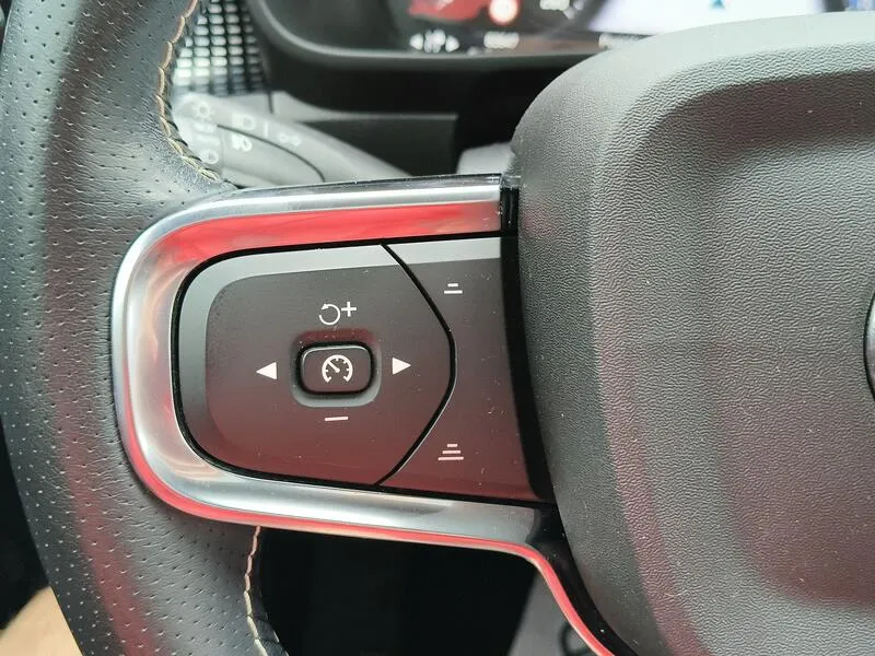 Volvo XC40 2.0 B4 G AWD R-Design - foto 25