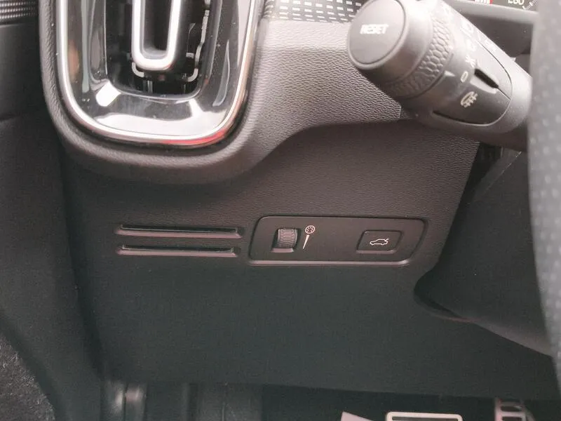 Volvo XC40 2.0 B4 G AWD R-Design - foto 28