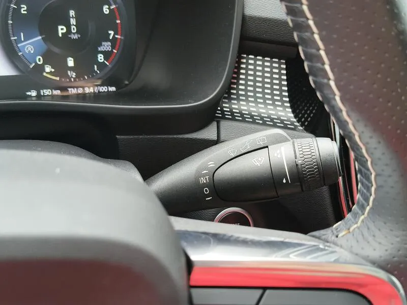 Volvo XC40 2.0 B4 G AWD R-Design - foto 26