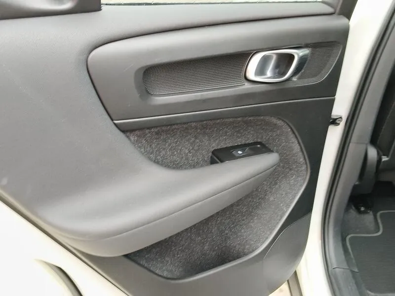 Volvo XC40 2.0 B4 G AWD R-Design - foto 35