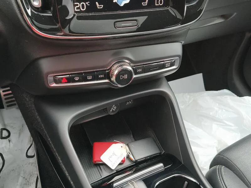 Volvo XC40 2.0 B4 G AWD R-Design - foto 12